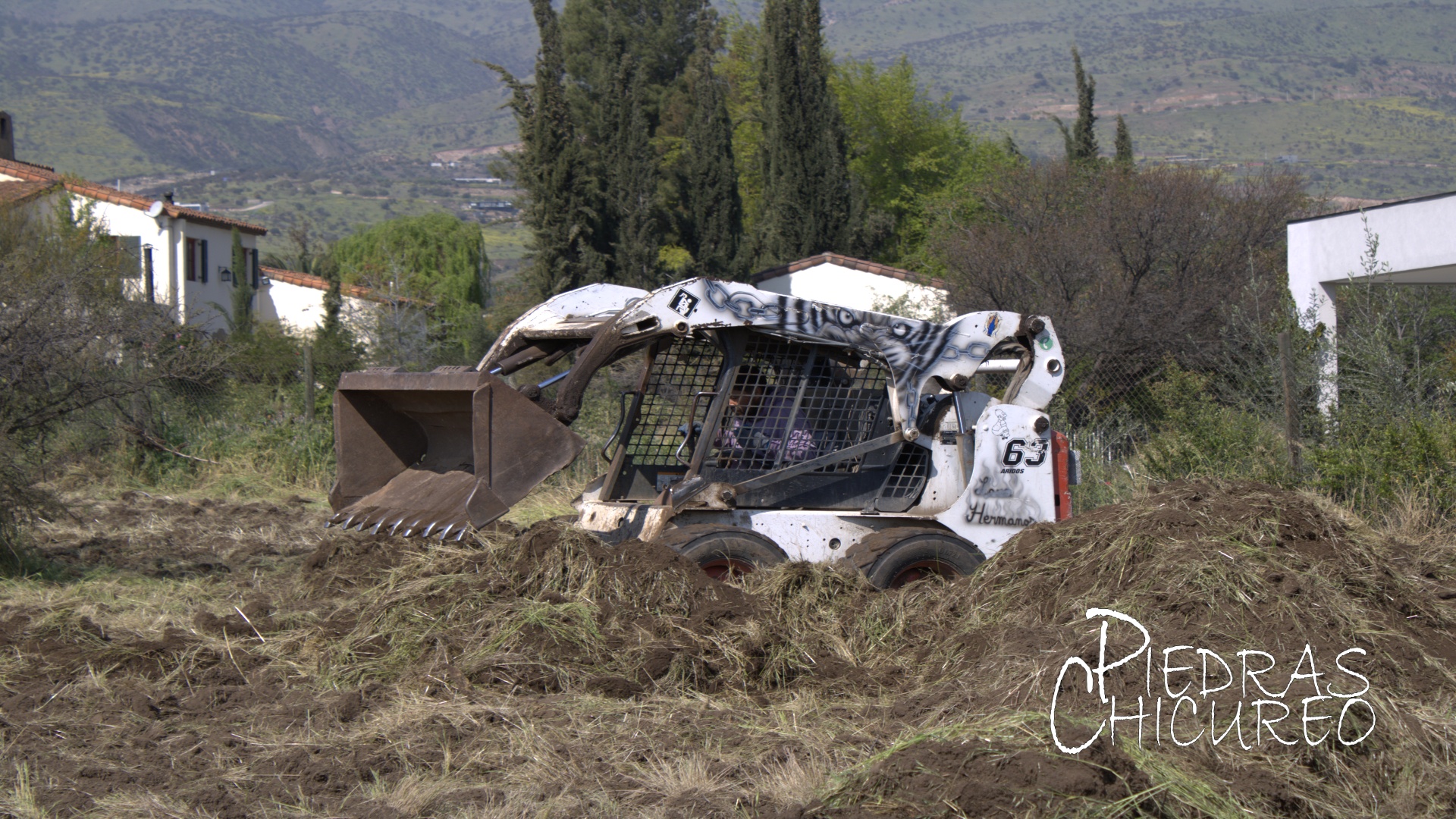 Miniatura de video 4, Retiro de escombros en terreno con posterior aplanamiento de la zona para acumularlos en un punto diferente, usamos un bobcat y camion tolva